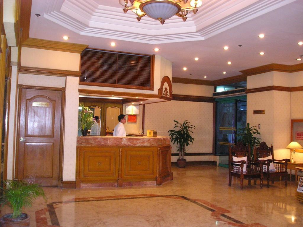 Citadel Inn Makati Макати Экстерьер фото
